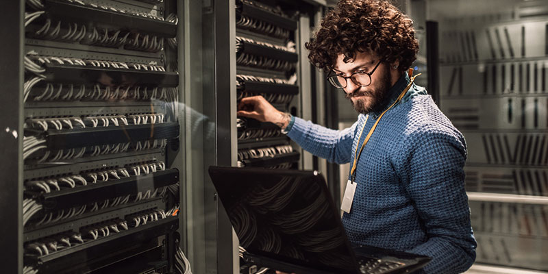 你需要一个湿度传感器，当湿度超出可接受范围时，它会提醒你